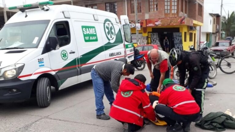 Fue encandilado por el sol y atropelló a una mujer y a su hijo adolescente