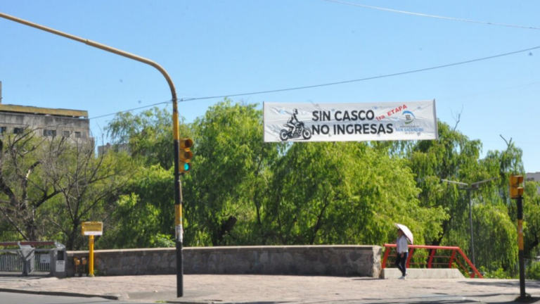A partir del lunes, no dejarán cruzar los puentes a motociclistas sin casco