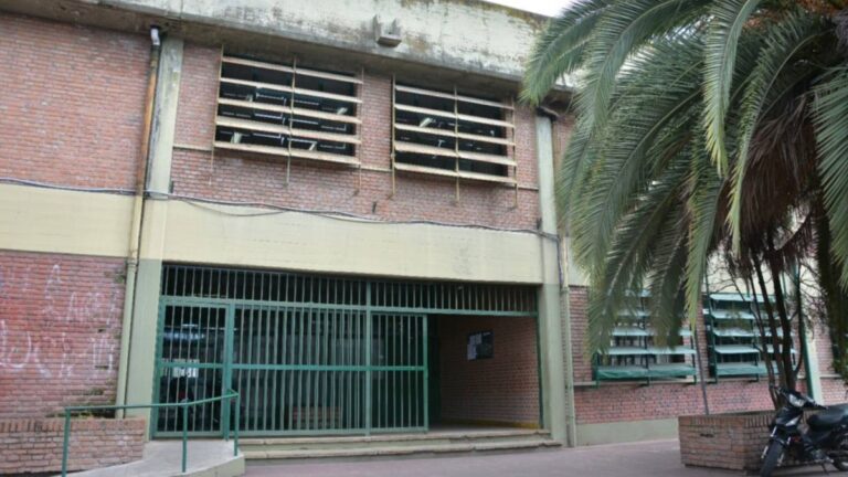 Reclamo de padres y crisis docente en el Comercial Nº 2: qué dijo la directora