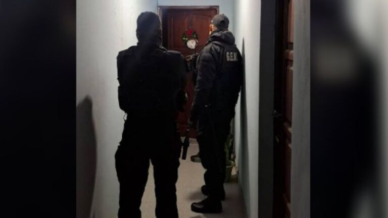 Agredió a su pareja, sus vecinos escucharon y llamaron a la policía: fue detenido