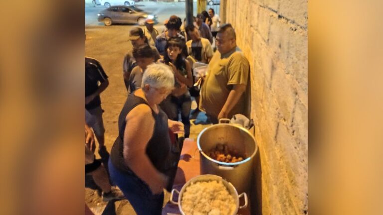 Vecinas a pulmón asisten con un plato de comida a personas necesitadas