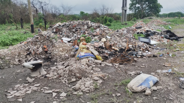 El Carmen: preocupación por un basural que crece a la vera de la Ruta 9
