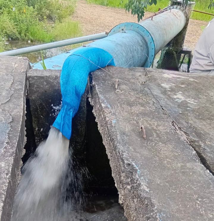 Tras el temporal: operativo integral para extraer agua del barrio UCAL de Barranqueras