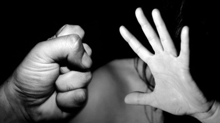 Intentó asfixiar a su ex pareja y le dio una golpiza con un cable a su hijo de 13 años