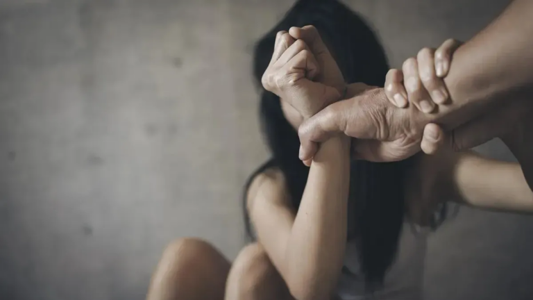 Intentó agredir a su pareja y sus hijos lo redujeron para entregarlo a la policía