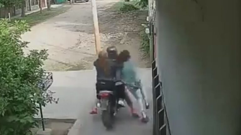 Motochorros asaltaron a una mujer en la puerta de su domicilio en Palpalá