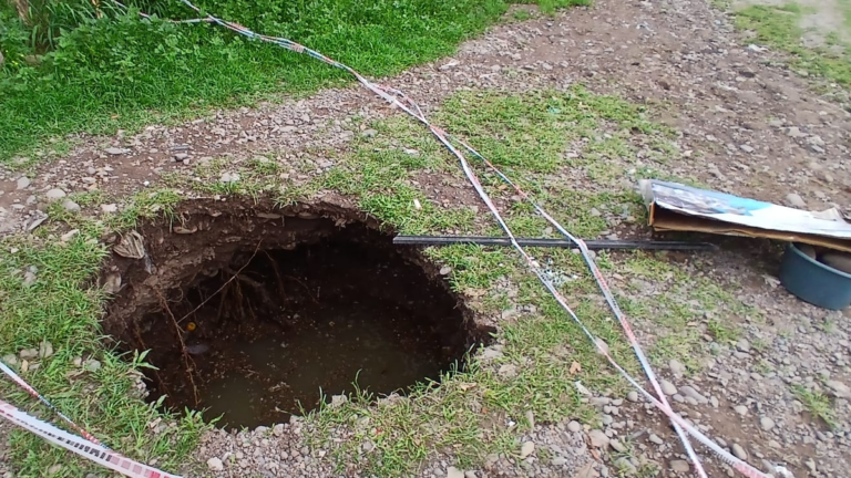 Barrio Malvinas: tremendo pozo genera preocupación a los vecinos