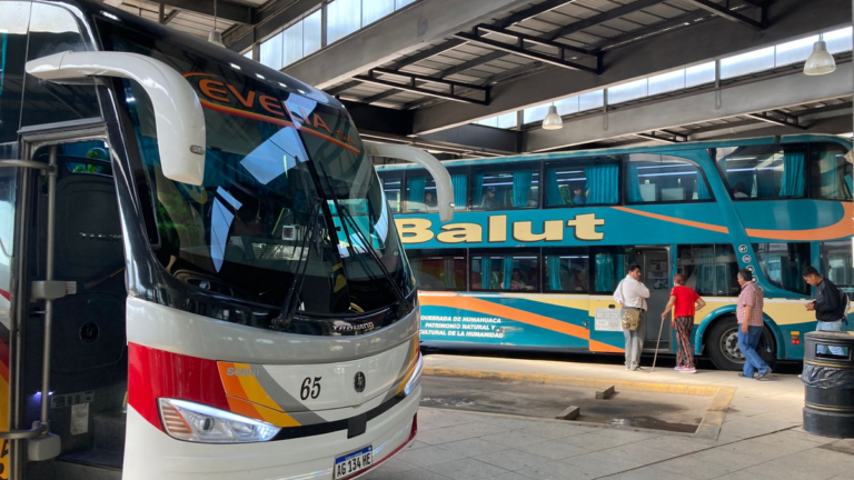 A qué hora se retoma el servicio de transporte de media y larga distancia?