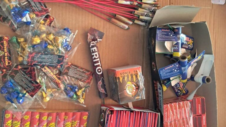 Secuestran pirotecnia sonora en Aguas Calientes y detienen a un vendedor clandestino