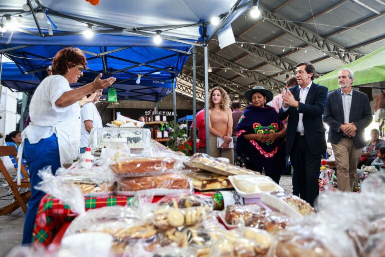 El gobernador Sadir saludó a emprendedores, artesanos y productores de la Feria Campesina Pucará