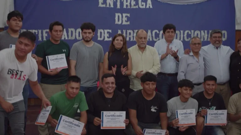 Vecinos de la Mendieta recibieron certificados en oficios con salida laboral inmediata