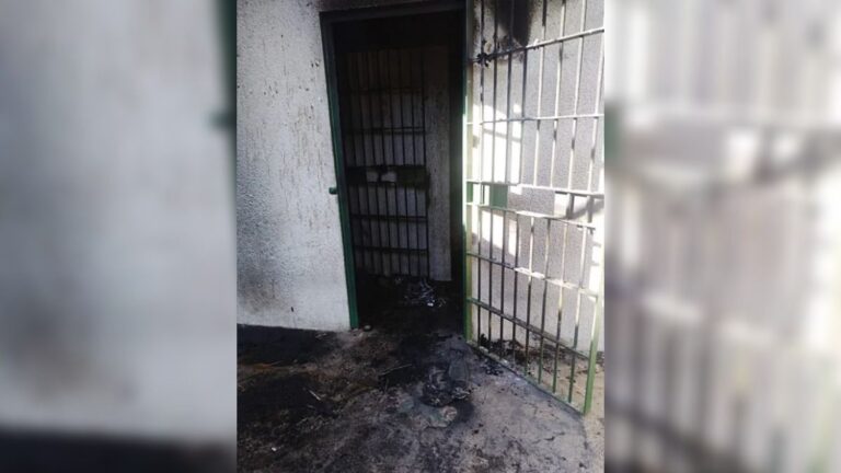 Un preso se prendió fuego dentro de su celda y se encuentra en grave estado
