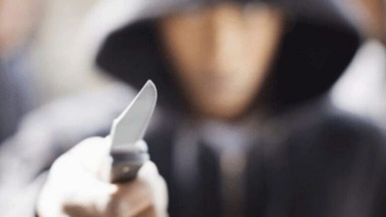 Atacó a una mujer con su bebé en brazos y luego la amenazó de muerte con un cuchillo