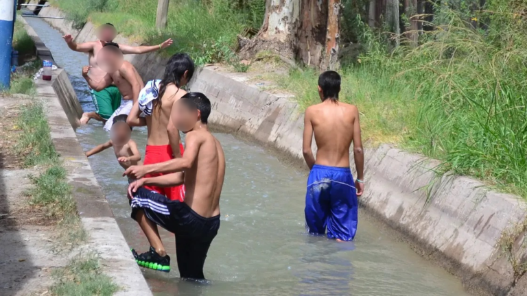 Días de calor y los peligros de bañarse en canales de riego