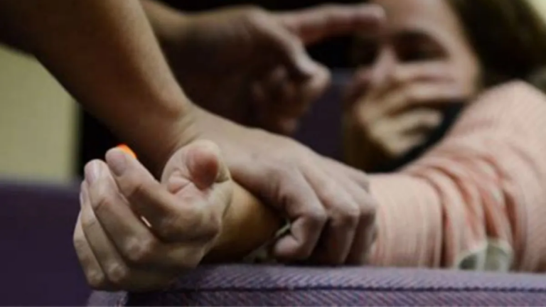 Golpeó a su pareja con su bebé en brazos y la amenazó de muerte