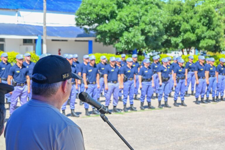 Entregaron armas y uniformes nuevos a policías  recientemente egresados