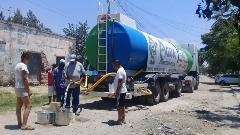 Cortes de agua en barrios capitalinos: vecinos denuncian que nunca llegó el camión cisterna