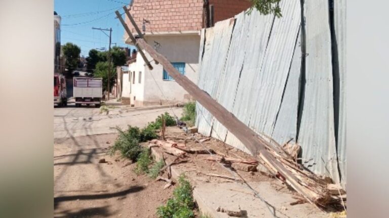 Chocaron y voltearon un poste y dejaron sin luz a gran parte de La Quiaca