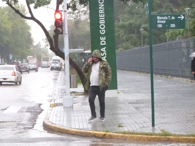 Usuarios a pie y encima llueve: no hay solución y sigue el paro de colectivos