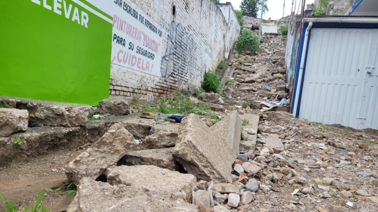 Abandonadas y repletas de escombros, así están las escaleras de Av. Éxodo