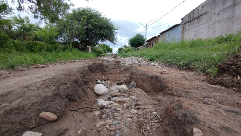 Palpalá y sus calles deterioradas: vecinos no pueden ni ingresar sus vehículos