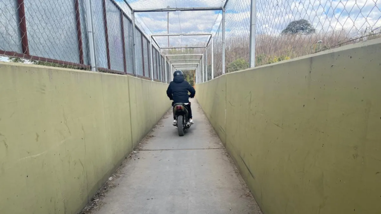 Pasarelas inseguras: vecinos preocupados por el paso de motos sin control