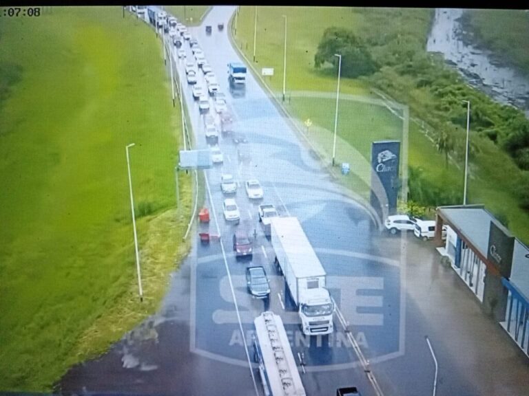 Caos vehicular en el Puente por colectivo que sufrió un desperfecto