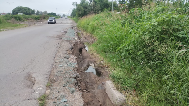 Banquinas destruidas en la colectora Ruta 66, un peligro al circular por Palpalá