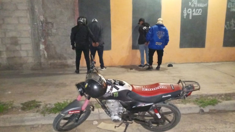 Motochorros detenidos tras una persecución en el barrio Chijra