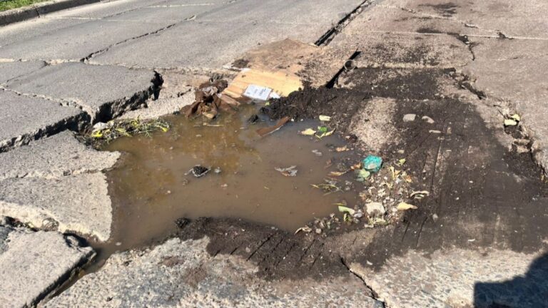 Vecinos del barrio Santa Bárbara A, indignados por el pésimo estado de las calles