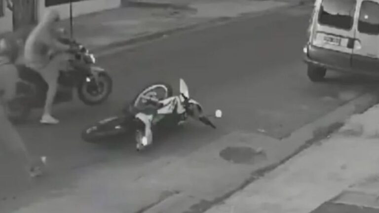 Motochorros colisionaron a una mujer en Alto Comedero para robarle el celular