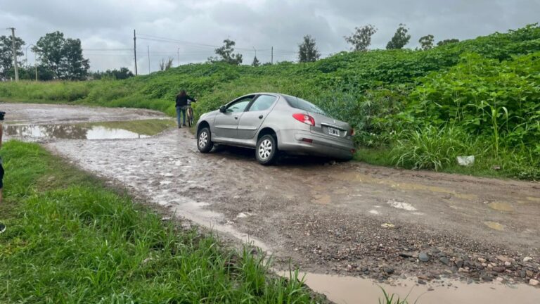 Un auto quedó incrustado por el pésimo estado de las calles en Palpalá