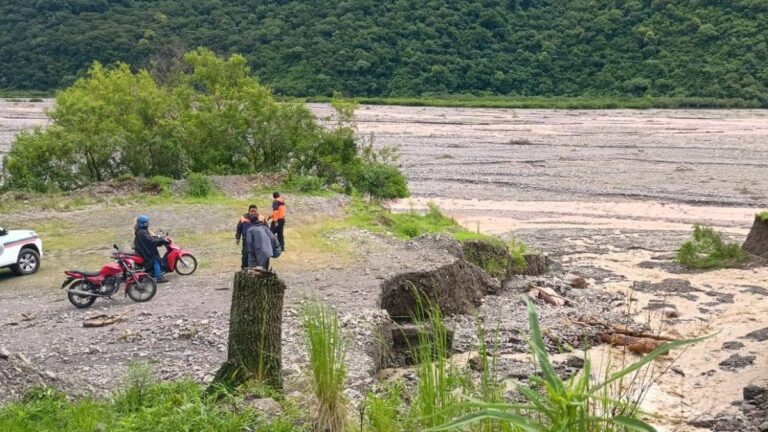 Rescate dramático: mujer embarazada y tres personas salvadas tras quedar varadas por la creciente del río