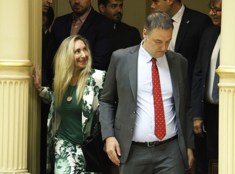 Karina prefiere a Adorni para la Ciudad y le marca un límite a Patricia