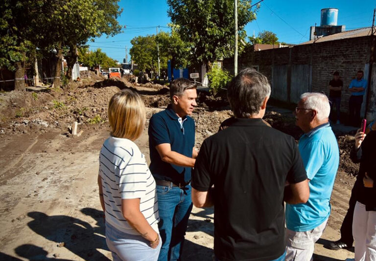Zdero supervisó los avances de obras de pavimentación en Villa Elisa y la limpieza del río Negro