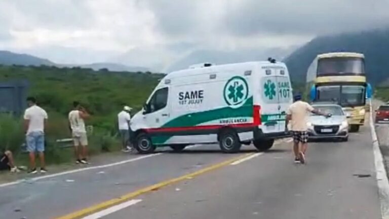 Grave siniestro vial en Yuto: una motociclista lucha por su vida