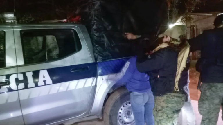 Vecinos intentaron evitar el arresto de una pareja vinculada a un robo con arma de fuego