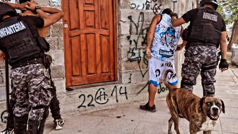 Detienen a dos hombres en El Chingo: uno con pedido de captura y otro con un cuchillo