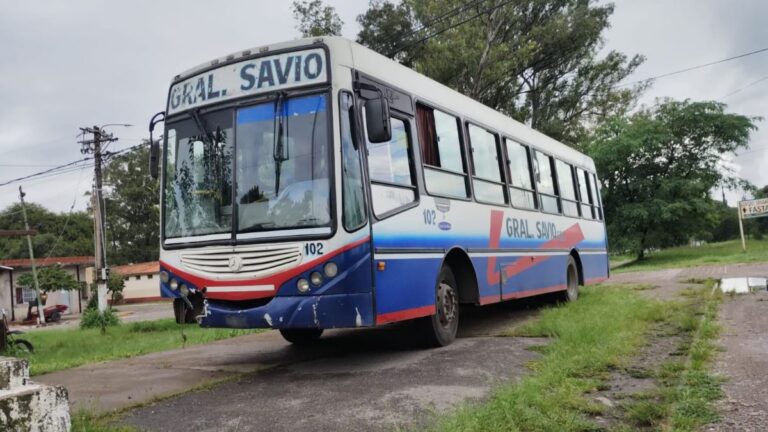 Una mujer murió tras el choque de un colectivo con una moto