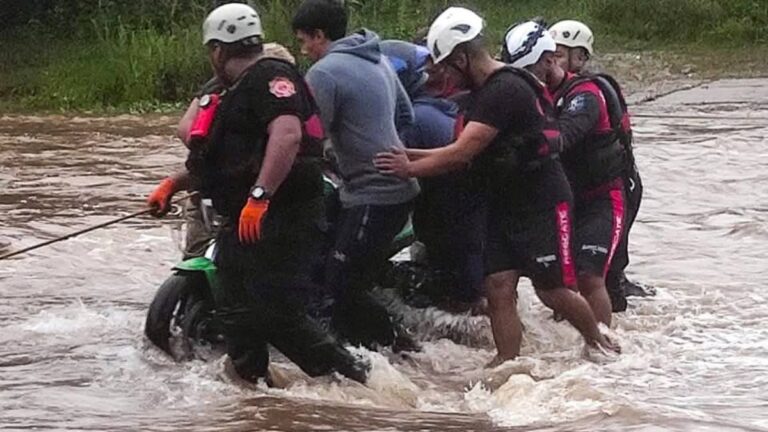 Rescataron a un grupo de personas atrapadas por la crecida del río Zapla