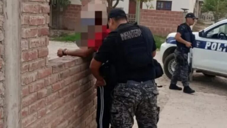 Detuvieron a un hombre armado con cuchillos que sembraba temor en un barrio de la capital
