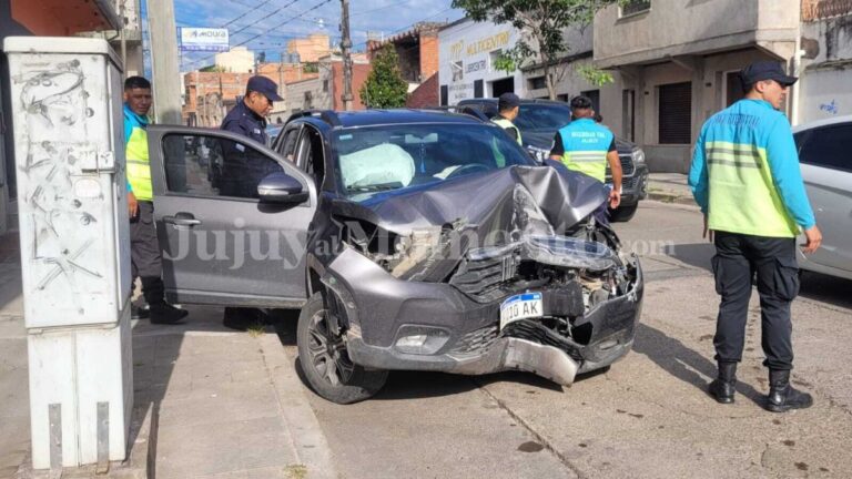 Dos mujeres chocaron contra un poste de luz: se negaron a realizar el test de alcoholemia