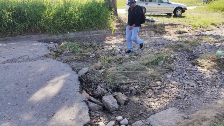 Calles destruidas en Palpalá: vecinos marcan la desidia municipal
