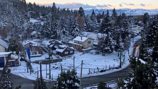 Inesperada nevada cubrió Bariloche y El Bolsón tras días de incertidumbre por los incendios forestales