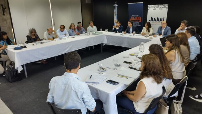 Gobierno ofrece un 10% de aumento a docentes en cuatro tramos y bono por el Día del Trabajador