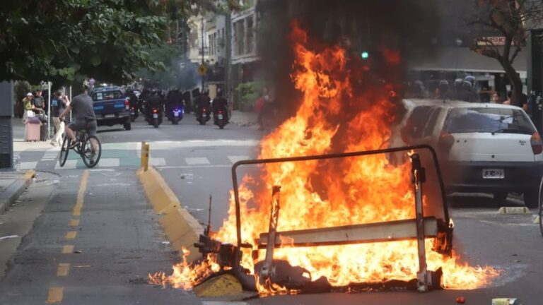 Incidentes frente al Congreso durante la marcha contra la reforma laboral: hay 15 detenidos y 40 demorados
