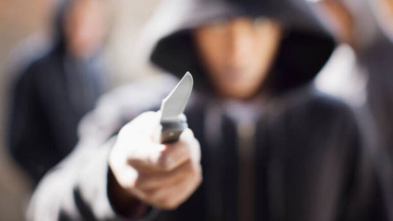 Amenazó con un arma blanca a un niño para robarle la lata de espuma