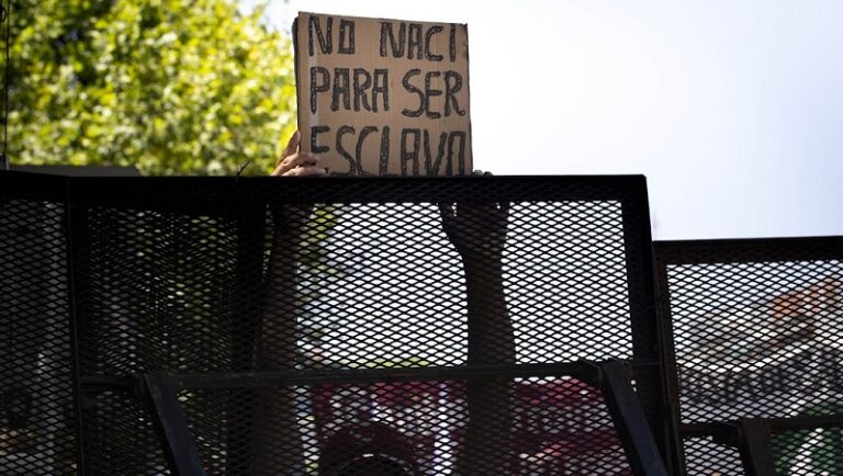 El manual de la ultraderecha: burda acusación de terrorismo a quienes resisten la represión