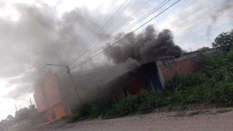 Incendio consumió una vivienda utilizada como depósito en Monterrico