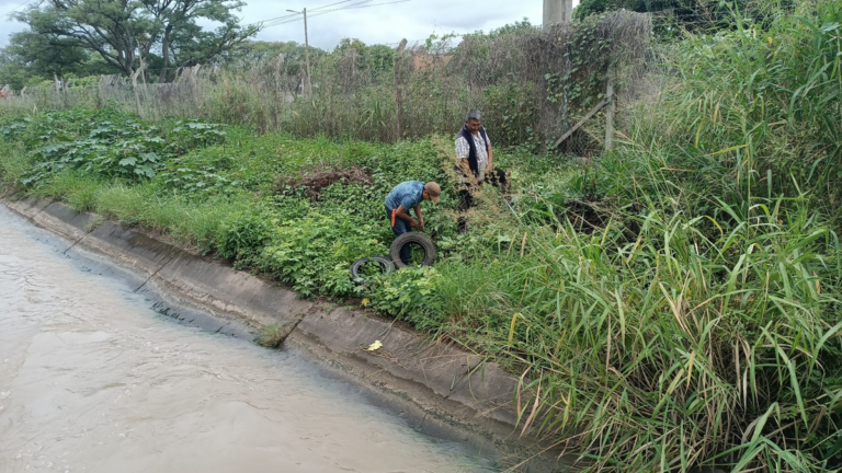 Vecinos accionan por su cuenta ante la falta de obras en el «Canal de la Muerte»